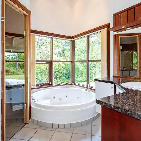 Luxury Seaside Retreat With Spa-By Traum Holiday home *